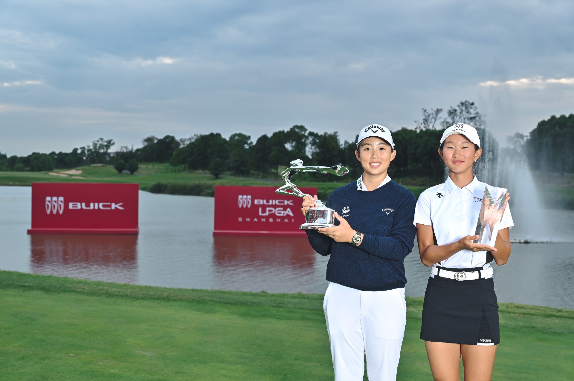 2024别克LPGA锦标赛冠军殷若宁(左)和最佳业余球员李梦涵(右).jpg