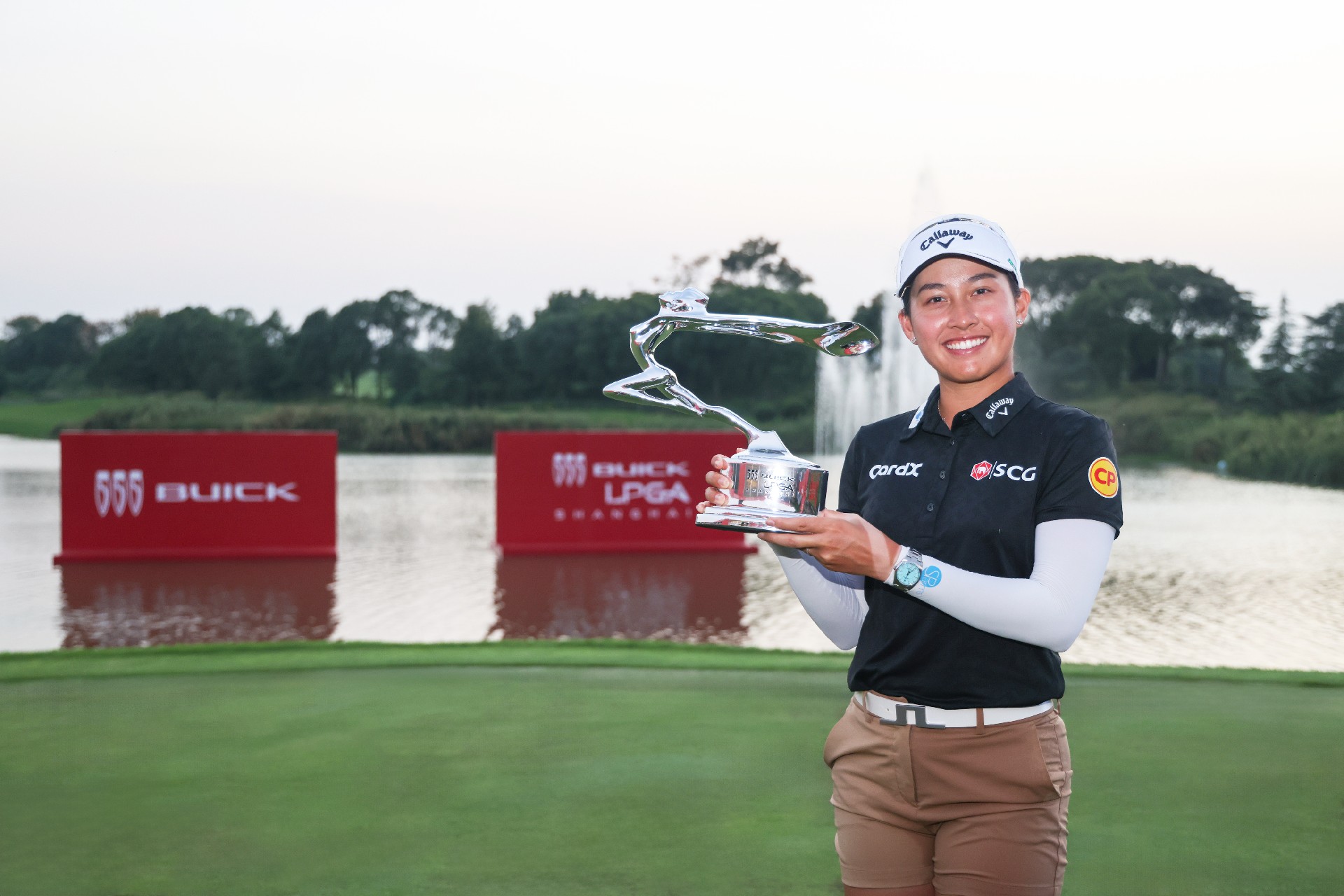 1763693117128223.jpg 吉诺-提提库加冕2025别克LPGA锦标赛冠军.jpg
